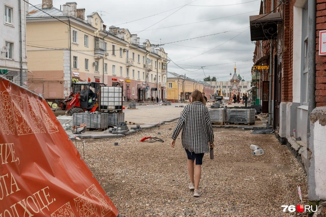 Вход на улицу Депутатскую частично перекрыт информационными стендами о благоустройстве | Источник: Александр Куренной / 76.RU