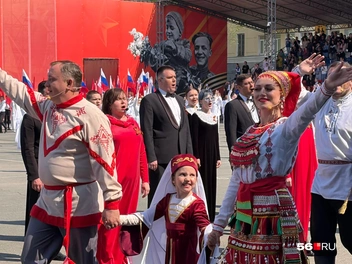 Артисты выступали в национальных костюмах | Источник: Николай Сальников / 56.RU