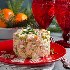 Не с колбасой, а с рябчиками: оригинальный рецепт оливье XIX века