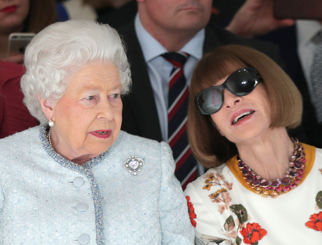 Фото №2 - Почему Анна Винтур не сняла темные очки даже рядом с королевой