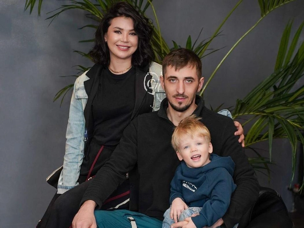 Ольга с мужем Вадимом и их приемный сын Лева | Источник: Ольга Аманова 