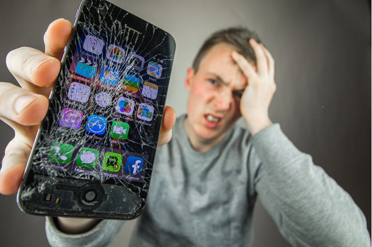 Разбитый экран — не самое страшное: эксперт рассказал, что происходит с телефоном после падения