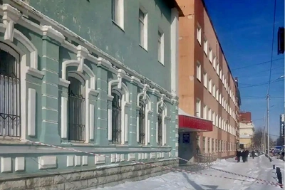 В Уфе снег с крыши упал на девочку и женщину