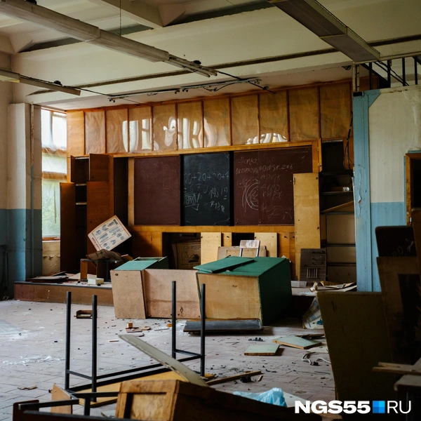 Где-то даже сохранились последние надписи мелом на учебных досках | Источник: Кирилл Башинский / NGS55.RU