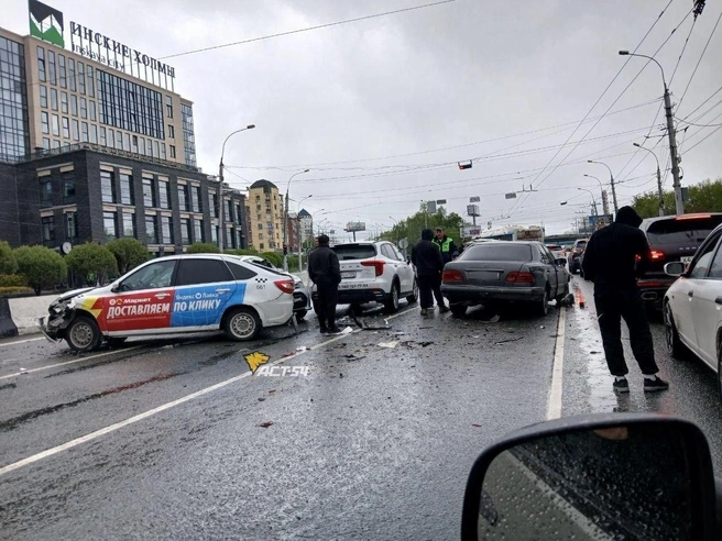 В аварии участвовали минимум пять автомобилей | Источник: АСТ-54 Black / Telegram