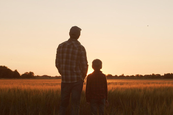 Стать отцом и не утратить мужественность: как это сделать — интервью с психологом
