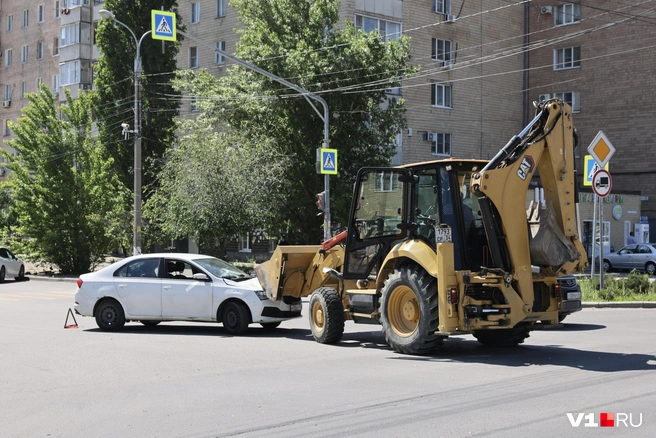 Skoda мирно стояла на светофоре на Ткачева | Источник: Алексей Волхонский / V1.RU
