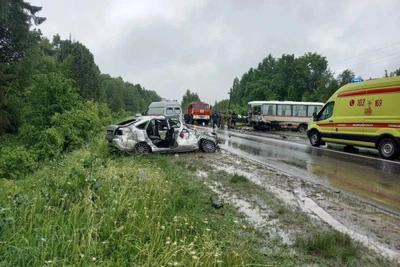 В Чувашии автобус столкнулся с легковушкой: погиб водитель