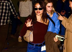 Идеальный минимализм: Рэйчел Зеглер посетила вечеринку в самых трендовых джинсах сезона