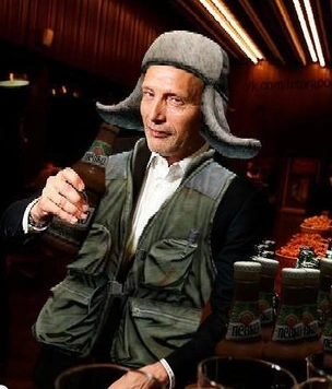 25 очень смешных мемов про Мадса Миккельсона