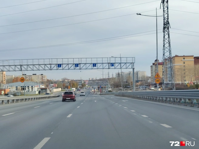 Одна из полос движения перекрыта на съезде с путепровода Монтажников в сторону Республики | Источник: Читатель / 72.RU