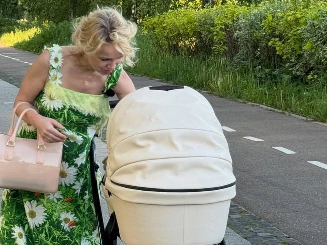 46-летняя Виталина осваивается в роли матери | Источник: vitalinaromanovskaya / Instagram (экстремистская организация, деятельность запрещена на территории РФ)