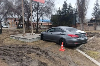 В Кисловодске водитель Hyundai столкнулся с двумя авто и врезался в щит