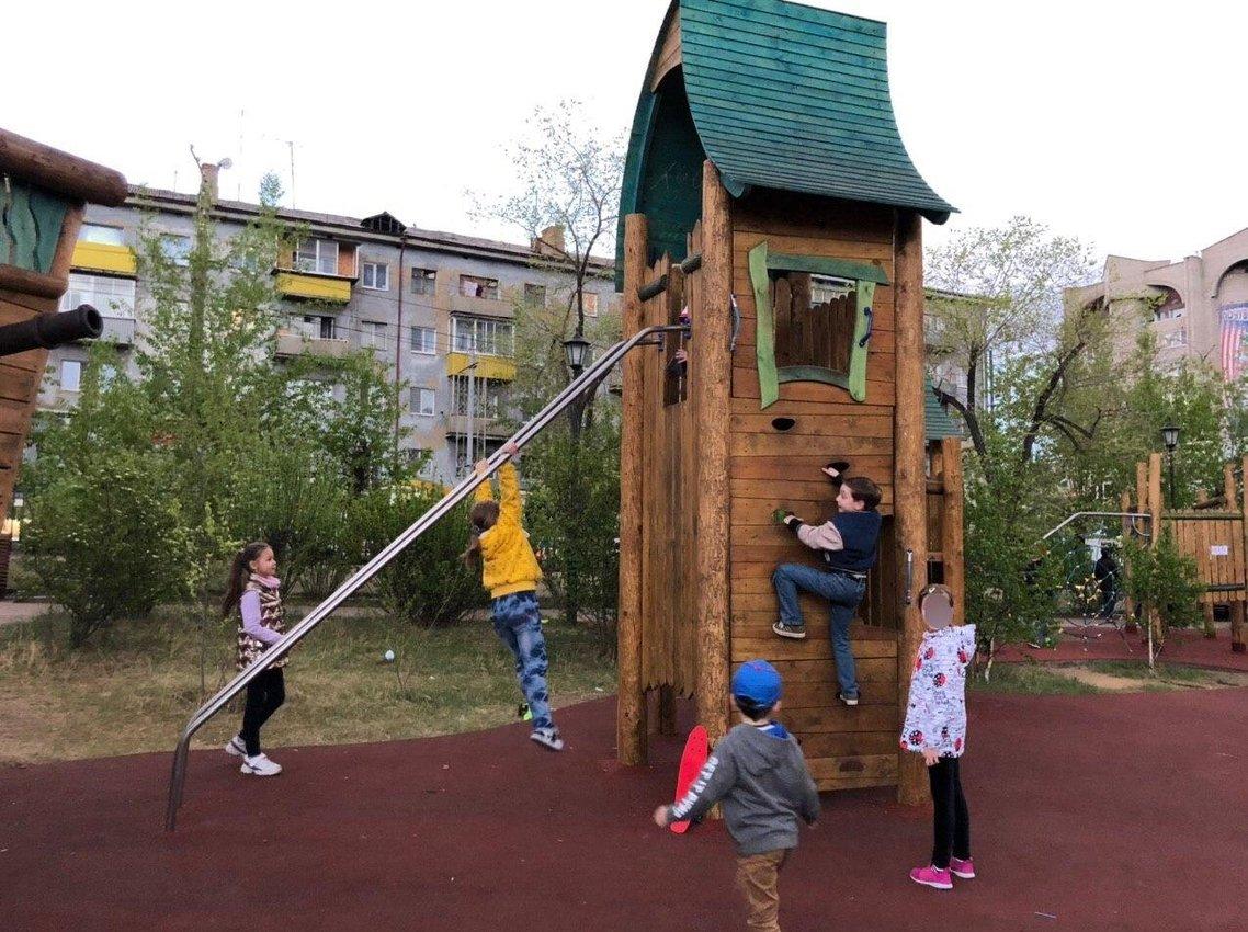 Cheat playground. Площадь Декабристов Чита детская площадка. Парк Декабристов Чита. Площадь Декабристов Чита. Ребенок на Горке на площадке.