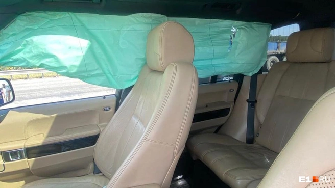 Сработавшие подушки безопасности в Range Rover | Источник: читатель E1.RU