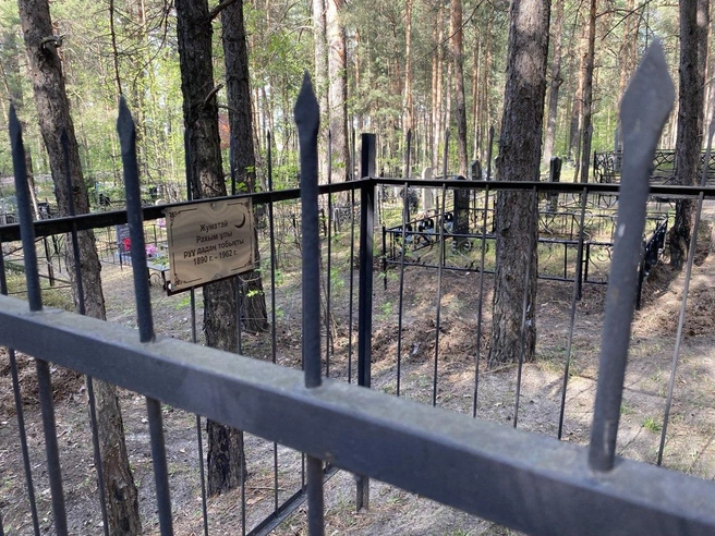 На табличке виднеется полумесяц | Источник: Ирина Господаренко / NGS22.RU