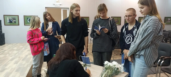 Марина Перова подписывает книги читателям  | Источник: Анна Сарапульцева / 45.RU