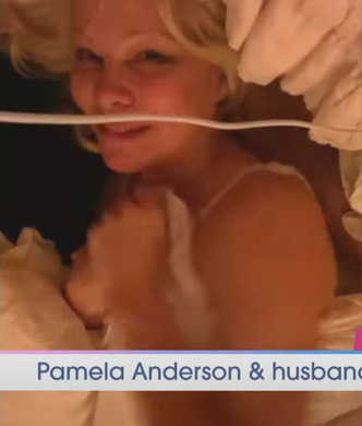 Памелу Андерсон раскритиковали за видео с молодым мужем в постели