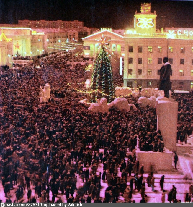Новогодний праздник на площади Ленина, 1978–1982 гг. | Источник: «Старый Курган» / Автор: Тихомиров В. П.