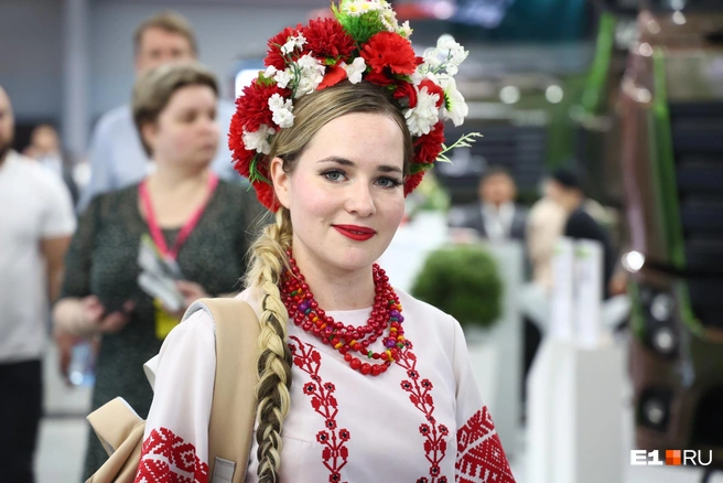 Белорусские товары представляли девушки в народных костюмах | Источник: Владислав Лоншаков / E1.RU