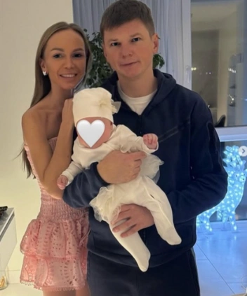 У пары родилась дочь Ева