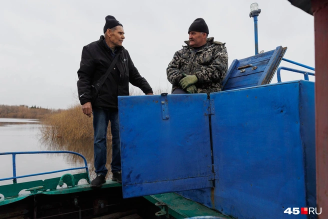 Местные уже привыкли с начала апреля каждого года на несколько месяцев перестраивать свою жизнь. И она меняется во всём: от работы магазинов до того, как в больницу доставляют пациентов | Источник: Ирина Шарова / 45.RU 