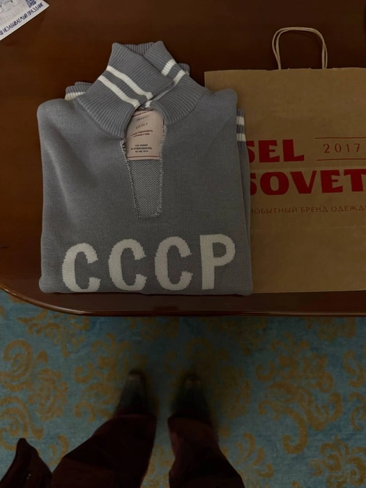А также знаменитый свитер челябинского бренда | Источник: valeriyabearwolf / t.me