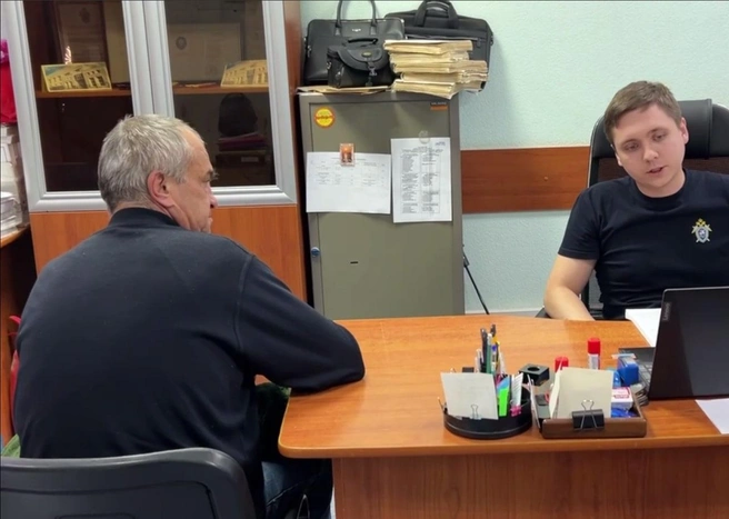 Слева — один из фигурантов дела | Источник: СК по Саратовской области / Скриншот из видео