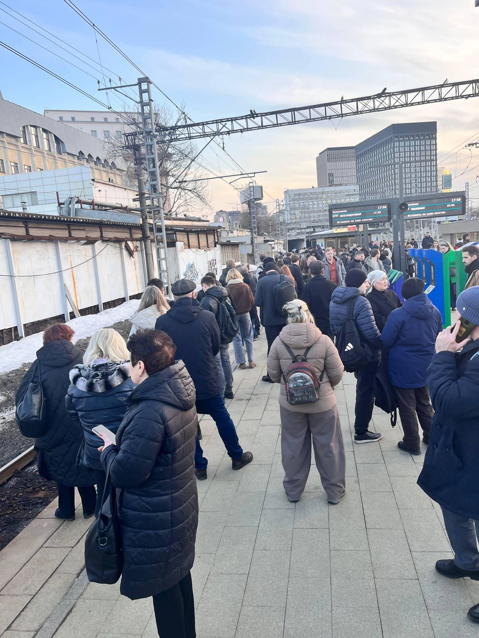 Пассажиры ожидают поезда на станции Савеловская | Источник: jene4444ka / T.me