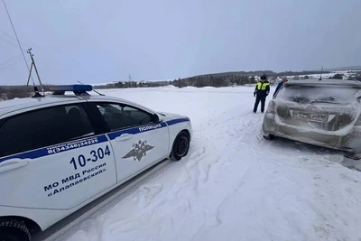 Известный триатлонист застрял в сугробе на уральской трассе