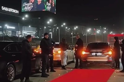 Уфимцы осудили жениха, перекрывшего проспект для предложения