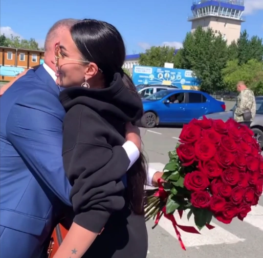 Папа Любы встретил её с цветами | Источник: lubyatinka / Instagram.com (экстремистская организация, деятельность запрещена на территории РФ)