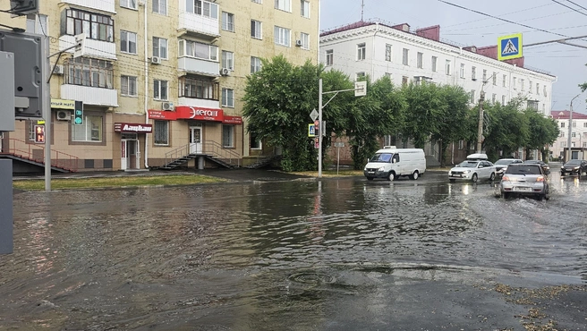 В Кургане из-за сильного дождя несколько улиц в воде | Источник: Дарья Никитченко / 45.RU