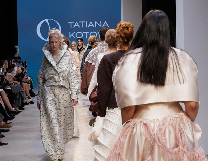 Челябинск на Московской неделе моды представил бренд Tatiana Kotova с коллекцией «Я к вам пишу…». Дизайнер посвятила новую осеннюю коллекцию эпохе русского дворянства XIX века. Прообразом для линейки стала сама Татьяна Ларина: ее утонченность, романтичность и мягкость, знакомые нам по строкам Пушкина. Коллекцию дополнили характерные детали: ажурные вставки, атласные кейпы, театральные перчатки и тонкие перья, которые еще сильнее подчеркнули романтичное настроение | Источник: пресс-служба