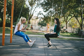 Как начать общение с любым человеком: 2 безотказных способа