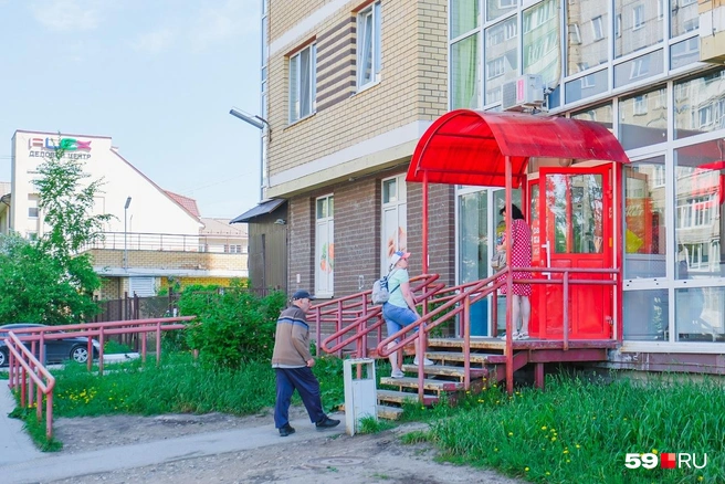 За продуктами далеко ходить не надо — можно просто спуститься вниз | Источник: Тимофей Калмаков / 59.RU