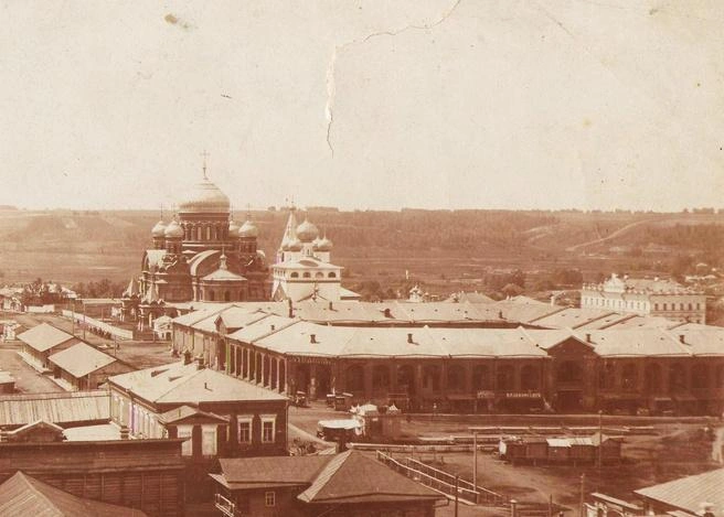 На этом старинном фото&nbsp;— Гостиный двор и собор, снесенный в 1930-е годы | Источник: Кунгурский музей / Vk.com