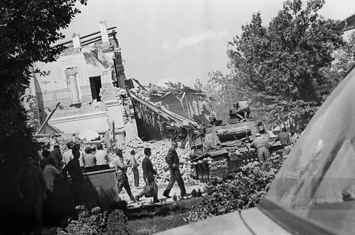 Землетрясение 1966 года в Ташкенте. На расчистке улиц от завалов работает танк&nbsp;— помощь военных. 30.04.1966 | Источник: РИА Новости/Георгий Зельма