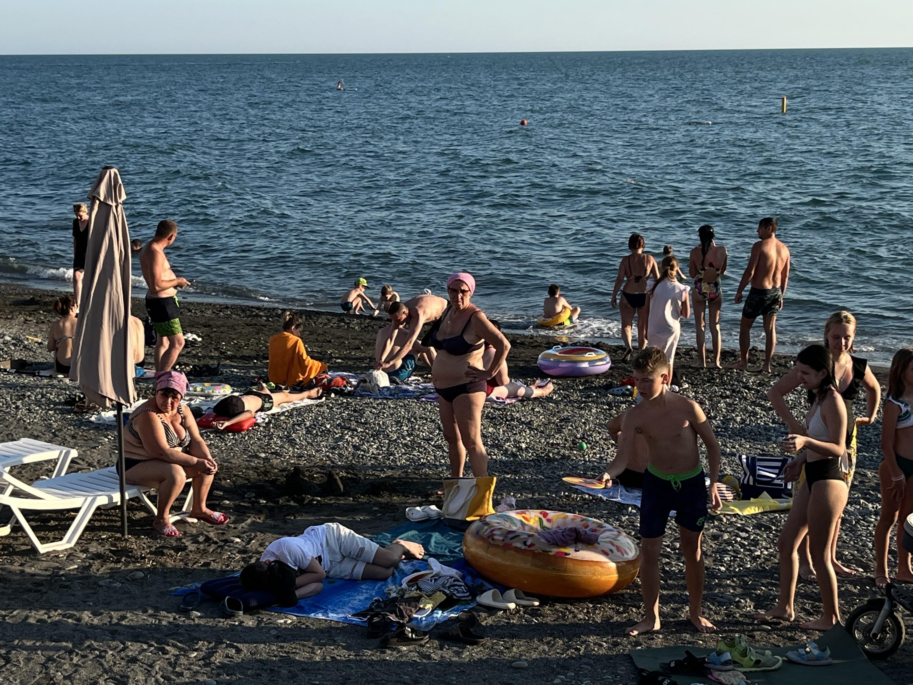 Сочи в июне можно ли купаться. Сочи пляж июль 2023. Люди на пляже Сочи. Сочи пляж купание. Пляж Сочи много людей.