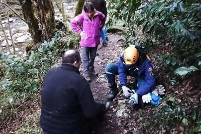 Rescuers from two units evacuate tourist with leg injury from Agur Gorge