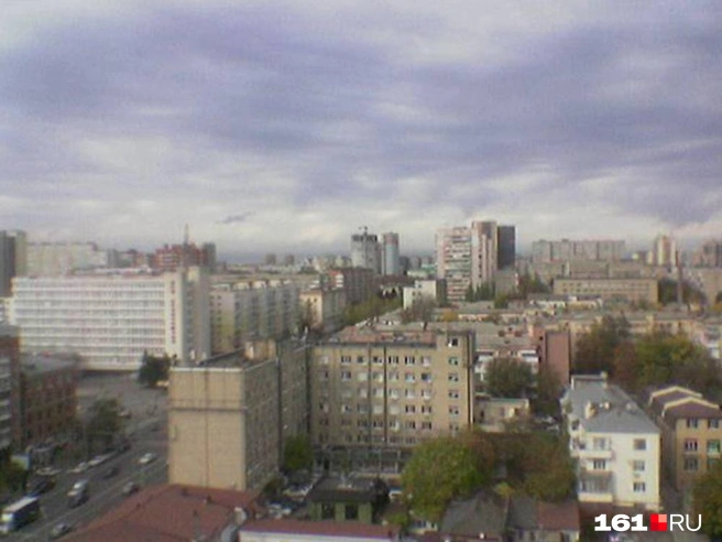 Когда этот телефон был в моде, застройка в городе была менее плотной | Источник: Евгений Вдовин / 161.RU