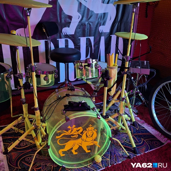 Барабаны в квартире Руслана явление не редкое | Источник: Мария Борзева / YA62.RU