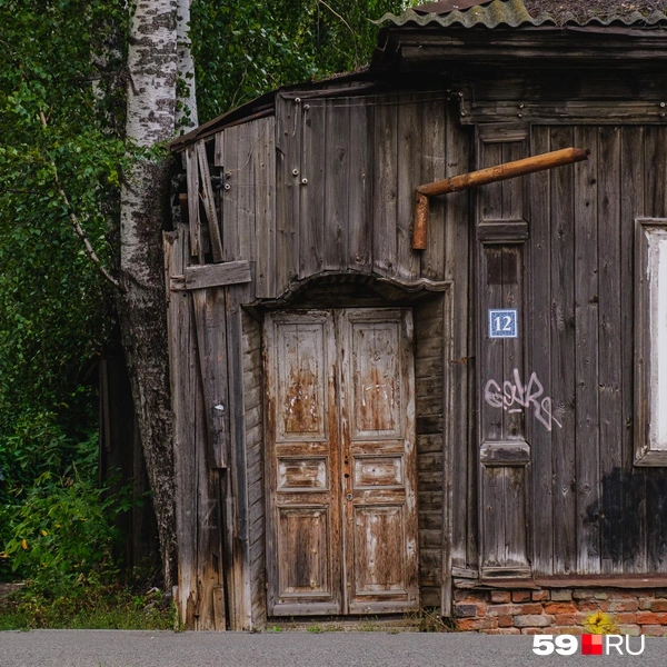 В доме на Екатерининской, 12 сохранились старинные деревянные двери  | Источник: Тимофей Калмаков/ 59.RU 