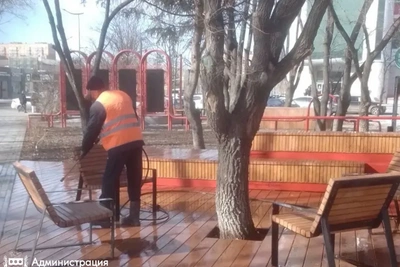 Скверы Благовещенска приводят в порядок к летнему сезону