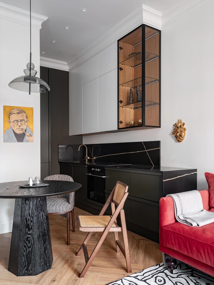 Стул, Dantone Home. Стул, Zara Home. Портрет Ж.-П. Сартра, Foxred. Сердце, Seletti. Плед, Atelier Tati. Кухня и стол изготовлены на заказ по эскизам дизайнера. | Источник: Арсений Игнатов. Стиль: Кира Прохорова