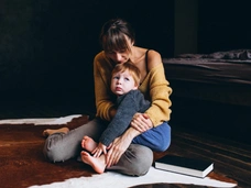 Молодая мать из Севастополя дала двухлетнему сыну выпить пива и покурить: скандальное видео