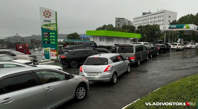 2025 год: очереди на АЗС Владивостока | Источник: Елена Буйвол / VLADIVOSTOK1.RU