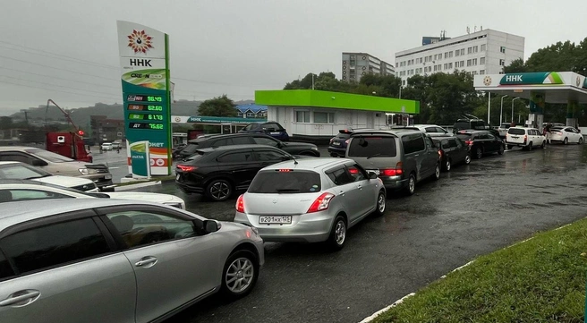 Нехватку топлива в отдельных регионах мы видели и в 2025 году: на фото&nbsp;— Владивосток в прошлом августе | Источник: Елена Буйвол / VLADIVOSTOK1.RU
