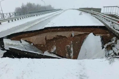 Обвал дороги рядом с М-12 в Нижегородской области: проезд закрыт