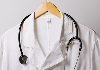 История вещей: белый халат врача